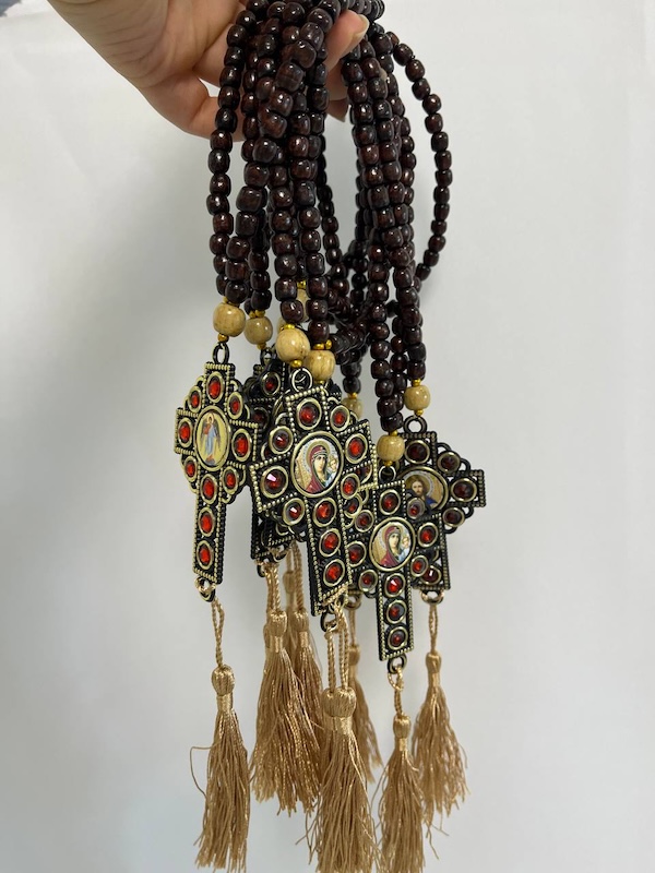 Релігійні чотки з хрестами та іконами оптом, дерев’яні намиста гурт Україна